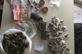 Polizei Dortmund: POL-DO: Lünen, Steinstraße
Drogenhandel aus Wohnung  - Festnahme von drei Tatverdächtigen