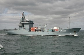 Presse- und Informationszentrum Marine: Heimkehr nach NATO-Einsatz - Tender "Rhein" und Minenjagdboot "Weilheim" kehren nach Kiel zurück (FOTO)