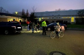 Polizeiinspektion Wilhelmshaven/Friesland: POL-WHV: "Sehen und Gesehen werden!" - Beleuchtungskontrollen in Varel (mit Bildern)