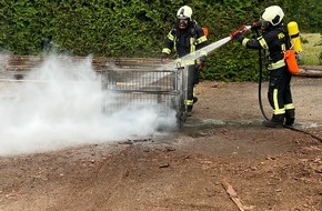Freiwillige Feuerwehr Aurich: FW-AUR: Gitterbox mit Holz in Flammen