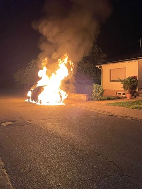 FW LK Neunkirchen: Fahrzeugbrand in Stennweiler - E-Auto brennt komplett aus