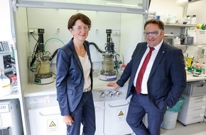 Electrochaea GmbH: Spitzentechnologie für eine nachhaltige Energieversorgung: Staatssekretär Gotthardt besucht Power-to-X-Unternehmen Electrochaea in Planegg