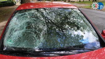 Polizeipr&auml;sidium Oberhausen: POL-OB: Schwerer Verkehrsunfall zwischen Pkw und Radfahrer - Radfahrer lebensgef&auml;hrlich verletzt