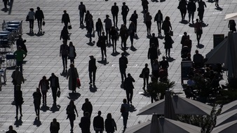 ARD Das Erste: + Achtung Sperrfrist (Print, Radio und Online): 18.00 Uhr +++ARD-DeutschlandTREND: Knappe Mehrheit fühlt sich in der Gesellschaft angemessen behandelt – aber inzwischen jeder Vierte eher benachteiligt