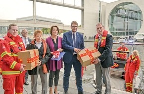 DLRG - Deutsche Lebens-Rettungs-Gesellschaft: "Rettet die Bäder!" - DLRG übergibt Petition an Deutschen Bundestag