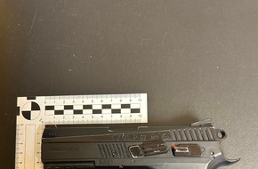 Hauptzollamt Lörrach: HZA-LÖ: Zwischen Einkäufen und Kinderwagen / Zoll stellt Softair-Waffe ohne Kennzeichnung sicher