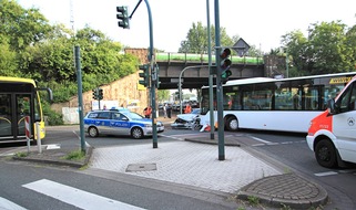 Feuerwehr Essen: FW-E: Verkehrsunfall in Essen-Kray, PKW kollidiert mit Linienbus, Fahrer des PKW verletzt