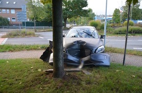 Kreispolizeibehörde Herford: POL-HF: Verkehrsunfallflucht - Alkoholisierter Autofahrer prallt gegen Baum