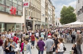 Jones Lang LaSalle SE (JLL): Dortmunder Westenhellweg ist meistbesuchte Einkaufsmeile Deutschlands / Jones Lang LaSalle erhebt Passantenfrequenzen in 170 Einkaufsstraßen (BILD)