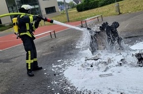 Freiwillige Feuerwehr Werne: FW-WRN: FEUER_1 - LZ1 - Brennt große Mülltonne, auf freier Fläche, Schulhof am Minigolfplatz