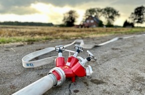 Freiwillige Feuerwehr Hünxe: FW Hünxe: Traktor rammt Strommast - Mehrere Häuser ohne Strom
