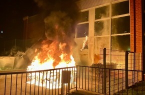 Feuerwehr Essen: FW-E: Feuer an Sporthalle im Essener Ostviertel - Feuerwehr verhindert Brandausbreitung