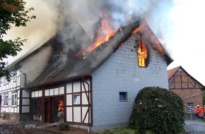 Polizeiinspektion Hameln-Pyrmont/Holzminden: POL-HOL: Wohnhaus in Eimen durch Feuer zerstört / 60 Feuerwehrmänner im Einsatz / 250.000 Euro Schaden