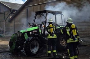 Freiwillige Feuerwehr Gemeinde Schiffdorf: FFW Schiffdorf: Traktor f&auml;ngt Feuer und brennt vollst&auml;ndig aus