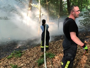 FW Hennef: Waldbrand auf großer Fläche - Sirenenalarm - Feuerwehrmann verletzt