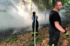 Freiwillige Feuerwehr Hennef: FW Hennef: Waldbrand auf großer Fläche - Sirenenalarm - Feuerwehrmann verletzt