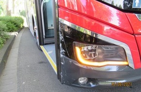 Polizei Mettmann: POL-ME: Unfall mit Linienbus: Drei Personen verletzt - Ratingen - 2106078