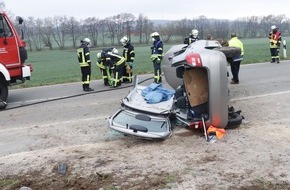 Kreispolizeibehörde Höxter: POL-HX: Auto landet auf der Seite / Feuerwehr befreit zwei Personen
