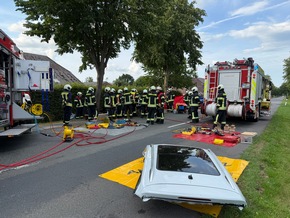 FW-AUR: Fahrerin nach Kollision mit Baum aus PKW geschnitten
