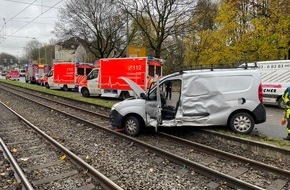 Feuerwehr Bochum: FW-BO: Verkehrsunfall zwischen PKW und Straßenbahn