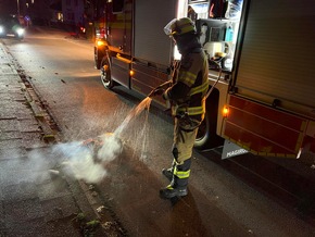 FW-EN: Unruhige Silvesternacht für die Feuerwehr - Balkonbrand im Eicklohweg und drei Altpapiercontainerbrände - Insgesamt 11 Einsätze