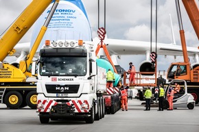 DB Schenker bringt 141-Tonnen-Zylinder mit Schiff, Lkw und Flugzeug von Berlin nach Kanada (FOTO)