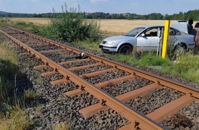 Bundespolizeiinspektion Kassel: BPOL-KS: Auto auf Gleisbett gelandet
