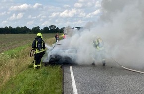 Kreisfeuerwehrverband Rendsburg-Eckernförde: FW-RD: Fahrzeugbrand auf B77 bei Jevenstedt (Kreis Rendsburg-Eckernförde)