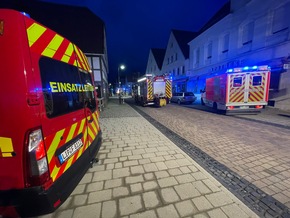 FW Horn-Bad Meinberg: Gemeldeter Wohnungsbrand - Feuer zerstört Geschäftsräume