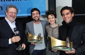 Constantin Film: FACK-ING FÄNTÄSTIC! / FACK JU GÖHTE-Team nimmt "Goldene Leinwand", "Goldene Leinwand mit Stern" und "Platin Bogey" entgegen