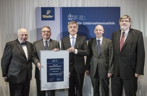 Tchibo GmbH: Ausgezeichnete Nachhaltigkeit: Tchibo erhält den Preis für Unternehmensethik 2012 (BILD)