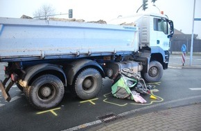 Polizei Coesfeld: POL-COE: Coesfeld, Konrad-Adenauer-Ring, Loburger Straße/ Frau und Kind geraten unter LKW