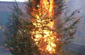 Deutscher Feuerwehrverband e. V. (DFV): Brandschutz unterm erleuchteten Weihnachtsbaum / Deutscher Feuerwehrverband gibt Tipps für die Vorsorge am Fest der Feste