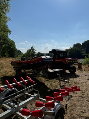 FW-EN: Geländewagen rollt in die Ruhr - Aufwändiger Einsatz von Feuerwehr und DLRG