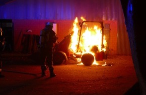 Polizeiinspektion Cuxhaven: POL-CUX: Brand eines Radladers in Hemmoor (Lichtbild in der Anlage)