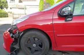Polizeipräsidium Nordhessen - Kassel: POL-KS: 5.000 Euro an geparktem Peugeot 207: Zeugen nach Unfallflucht gesucht