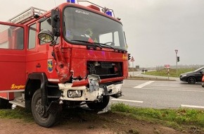 Polizeiinspektion Schwerin: POL-SN: Drei Personen nach Zusammenstoß zwischen Feuerwehrfahrzeug und Pkw verletzt