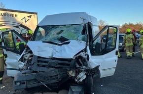 Feuerwehr Ratingen: FW Ratingen: Auffahrunfall mit eingeschlossener Person auf der BAB 3