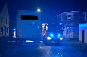 Freiwillige Feuerwehr Horn-Bad Meinberg: FW Horn-Bad Meinberg: Feuerwehr wird aufgrund Rauchmelder alarmiert - LKW fährt in Einsatzstelle und beschädigt Löschfahrzeug