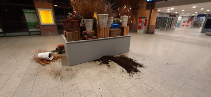 Bundespolizeiinspektion Erfurt: BPOLI EF: Blumige Dekoration im Hauptbahnhof beschädigt