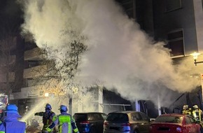 Feuerwehr Gladbeck: FW-GLA: Vollbrand in einem Imbiss - mehrere Personen gerettet