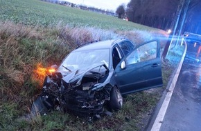 Kreispolizeibehörde Herford: POL-HF: Skoda prallt gegen Baum - Fahrer leicht verletzt