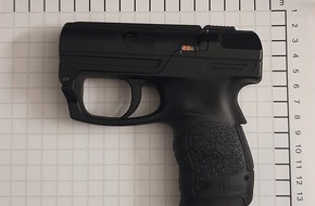 Bundespolizeidirektion Sankt Augustin: BPOL NRW: 19-Jährige verletzt mehrere Personen mit Pfefferspray
