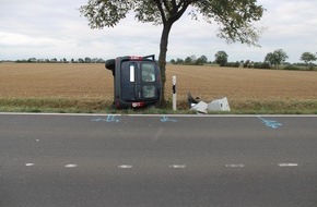 Polizei Düren: POL-DN: Auto kollidiert mit Baum - Fahrer schwer verletzt