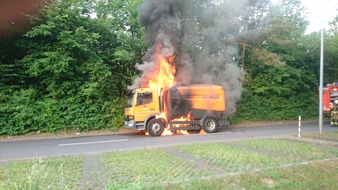 Freiwillige Feuerwehr Menden: FW Menden: Brennende Kehrmaschine sorgt für Feuerwehr-Einsatz