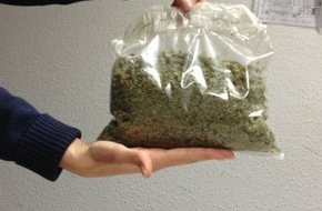 Polizei Düsseldorf: POL-D: 135 Gramm Marihuana in der Einkaufstüte - Einsatztrupp PrioS überprüft 22-Jährigen in Eller - Festnahme - Foto hängt als Datei an