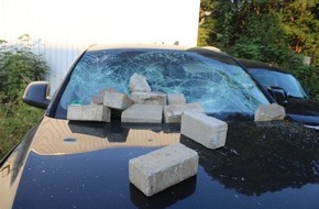 Polizei Minden-Lübbecke: POL-MI: Unbekannte werfen Pflastersteine auf Autos