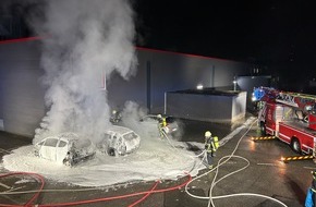 Feuerwehr Moers: FW Moers: Zwei PKW brennen auf Supermarkt-Parkplatz