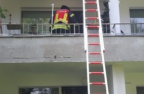Feuerwehr Ratingen: FW Ratingen: Ratingen-Ost, Humboldtstraße, Brennender Blumenkasten löst Feuerwehreinsatz aus.