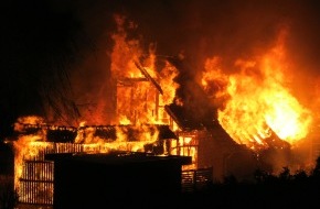 Polizeiinspektion Harburg: POL-WL: Drage - Einfamilienhaus Raub der Flammen - Bewohner retten sich durch Sprung aus 1. OG